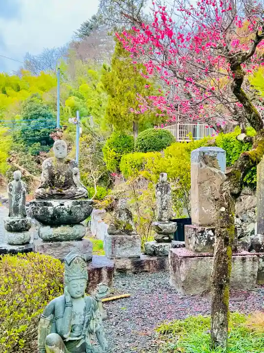 光明寺の{uncategorized: "未分類", other: "その他", undefined: "問題あり", building: "その他建物", grave: "お墓", sacred_gate: "鳥居", guardian: "狛犬", statue: "像", buddha: "仏像", history: "歴史", nature: "自然", garden: "庭園", animal: "動物", pagoda: "塔", temizu: "手水舎", mountain_gate: "山門・神門", sanctuary: "本殿・本堂", subordinate: "末社・摂社", art: "芸術", scenery: "景色", jizo: "地蔵", ema: "絵馬", goshuin: "御朱印", omikuji: "おみくじ", items: "授与品その他", amulet: "お守り", goshuincho: "御朱印帳", eats: "食事", festival: "お祭り", votive_dance: "神楽", shichigosan: "七五三参", wedding: "結婚式", experience: "体験その他", initially: "初詣", around: "周辺", anti_infection: "感染症対策"}