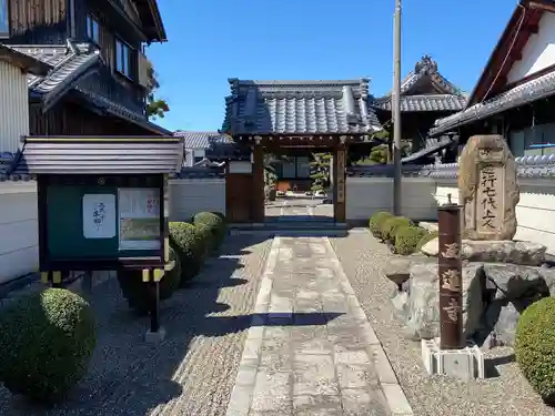 西蓮寺の山門