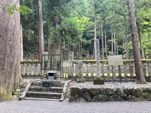 久遠寺御廟所(山梨県)