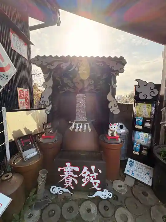 煙突神社の{uncategorized: "未分類", other: "その他", undefined: "問題あり", building: "その他建物", grave: "お墓", sacred_gate: "鳥居", guardian: "狛犬", statue: "像", buddha: "仏像", history: "歴史", nature: "自然", garden: "庭園", animal: "動物", pagoda: "塔", temizu: "手水舎", mountain_gate: "山門・神門", sanctuary: "本殿・本堂", subordinate: "末社・摂社", art: "芸術", scenery: "景色", jizo: "地蔵", ema: "絵馬", goshuin: "御朱印", omikuji: "おみくじ", items: "授与品その他", amulet: "お守り", goshuincho: "御朱印帳", eats: "食事", festival: "お祭り", votive_dance: "神楽", shichigosan: "七五三参", wedding: "結婚式", experience: "体験その他", initially: "初詣", around: "周辺", anti_infection: "感染症対策"}