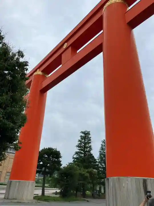 平安神宮の{uncategorized: "未分類", other: "その他", undefined: "問題あり", building: "その他建物", grave: "お墓", sacred_gate: "鳥居", guardian: "狛犬", statue: "像", buddha: "仏像", history: "歴史", nature: "自然", garden: "庭園", animal: "動物", pagoda: "塔", temizu: "手水舎", mountain_gate: "山門・神門", sanctuary: "本殿・本堂", subordinate: "末社・摂社", art: "芸術", scenery: "景色", jizo: "地蔵", ema: "絵馬", goshuin: "御朱印", omikuji: "おみくじ", items: "授与品その他", amulet: "お守り", goshuincho: "御朱印帳", eats: "食事", festival: "お祭り", votive_dance: "神楽", shichigosan: "七五三参", wedding: "結婚式", experience: "体験その他", initially: "初詣", around: "周辺", anti_infection: "感染症対策"}