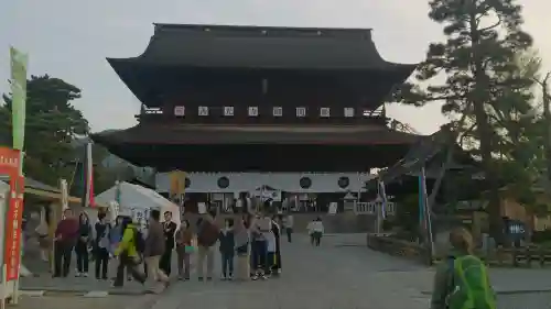 善光寺の{uncategorized: "未分類", other: "その他", undefined: "問題あり", building: "その他建物", grave: "お墓", sacred_gate: "鳥居", guardian: "狛犬", statue: "像", buddha: "仏像", history: "歴史", nature: "自然", garden: "庭園", animal: "動物", pagoda: "塔", temizu: "手水舎", mountain_gate: "山門・神門", sanctuary: "本殿・本堂", subordinate: "末社・摂社", art: "芸術", scenery: "景色", jizo: "地蔵", ema: "絵馬", goshuin: "御朱印", omikuji: "おみくじ", items: "授与品その他", amulet: "お守り", goshuincho: "御朱印帳", eats: "食事", festival: "お祭り", votive_dance: "神楽", shichigosan: "七五三参", wedding: "結婚式", experience: "体験その他", initially: "初詣", around: "周辺", anti_infection: "感染症対策"}
