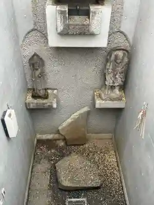 真弘寺の{uncategorized: "未分類", other: "その他", undefined: "問題あり", building: "その他建物", grave: "お墓", sacred_gate: "鳥居", guardian: "狛犬", statue: "像", buddha: "仏像", history: "歴史", nature: "自然", garden: "庭園", animal: "動物", pagoda: "塔", temizu: "手水舎", mountain_gate: "山門・神門", sanctuary: "本殿・本堂", subordinate: "末社・摂社", art: "芸術", scenery: "景色", jizo: "地蔵", ema: "絵馬", goshuin: "御朱印", omikuji: "おみくじ", items: "授与品その他", amulet: "お守り", goshuincho: "御朱印帳", eats: "食事", festival: "お祭り", votive_dance: "神楽", shichigosan: "七五三参", wedding: "結婚式", experience: "体験その他", initially: "初詣", around: "周辺", anti_infection: "感染症対策"}