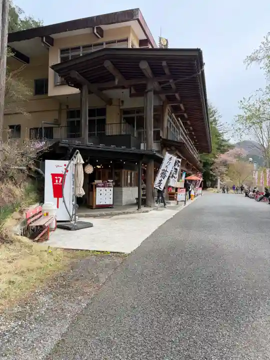 三峯神社の{uncategorized: "未分類", other: "その他", undefined: "問題あり", building: "その他建物", grave: "お墓", sacred_gate: "鳥居", guardian: "狛犬", statue: "像", buddha: "仏像", history: "歴史", nature: "自然", garden: "庭園", animal: "動物", pagoda: "塔", temizu: "手水舎", mountain_gate: "山門・神門", sanctuary: "本殿・本堂", subordinate: "末社・摂社", art: "芸術", scenery: "景色", jizo: "地蔵", ema: "絵馬", goshuin: "御朱印", omikuji: "おみくじ", items: "授与品その他", amulet: "お守り", goshuincho: "御朱印帳", eats: "食事", festival: "お祭り", votive_dance: "神楽", shichigosan: "七五三参", wedding: "結婚式", experience: "体験その他", initially: "初詣", around: "周辺", anti_infection: "感染症対策"}