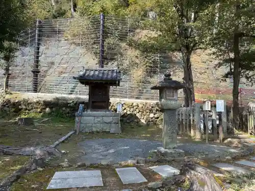月読神社（松尾大社摂社）の{uncategorized: "未分類", other: "その他", undefined: "問題あり", building: "その他建物", grave: "お墓", sacred_gate: "鳥居", guardian: "狛犬", statue: "像", buddha: "仏像", history: "歴史", nature: "自然", garden: "庭園", animal: "動物", pagoda: "塔", temizu: "手水舎", mountain_gate: "山門・神門", sanctuary: "本殿・本堂", subordinate: "末社・摂社", art: "芸術", scenery: "景色", jizo: "地蔵", ema: "絵馬", goshuin: "御朱印", omikuji: "おみくじ", items: "授与品その他", amulet: "お守り", goshuincho: "御朱印帳", eats: "食事", festival: "お祭り", votive_dance: "神楽", shichigosan: "七五三参", wedding: "結婚式", experience: "体験その他", initially: "初詣", around: "周辺", anti_infection: "感染症対策"}
