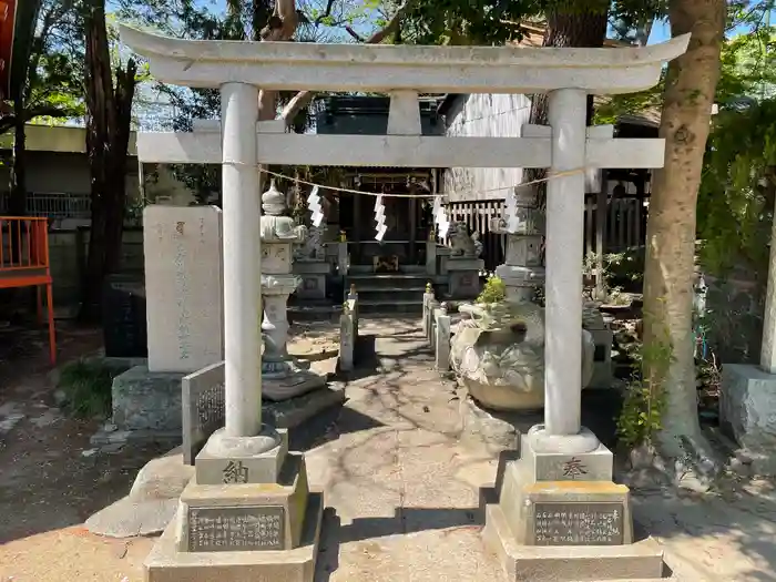 野毛六所神社の鳥居