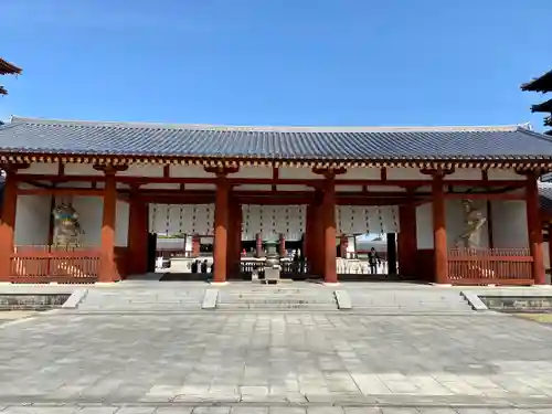 薬師寺の山門・神門