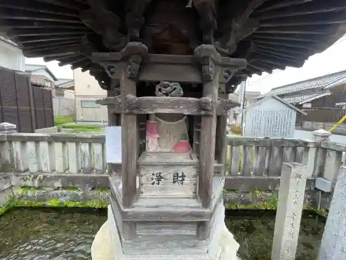 十王地蔵尊 (十王村の水)の{uncategorized: "未分類", other: "その他", undefined: "問題あり", building: "その他建物", grave: "お墓", sacred_gate: "鳥居", guardian: "狛犬", statue: "像", buddha: "仏像", history: "歴史", nature: "自然", garden: "庭園", animal: "動物", pagoda: "塔", temizu: "手水舎", mountain_gate: "山門・神門", sanctuary: "本殿・本堂", subordinate: "末社・摂社", art: "芸術", scenery: "景色", jizo: "地蔵", ema: "絵馬", goshuin: "御朱印", omikuji: "おみくじ", items: "授与品その他", amulet: "お守り", goshuincho: "御朱印帳", eats: "食事", festival: "お祭り", votive_dance: "神楽", shichigosan: "七五三参", wedding: "結婚式", experience: "体験その他", initially: "初詣", around: "周辺", anti_infection: "感染症対策"}