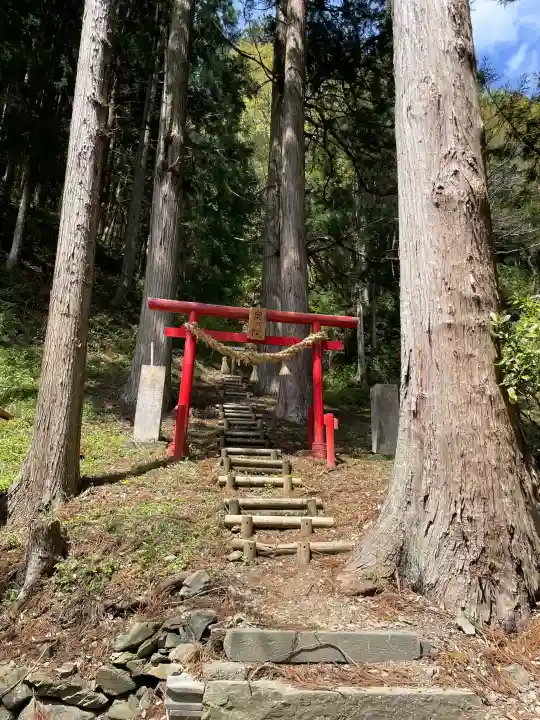 横山不動尊の{uncategorized: "未分類", other: "その他", undefined: "問題あり", building: "その他建物", grave: "お墓", sacred_gate: "鳥居", guardian: "狛犬", statue: "像", buddha: "仏像", history: "歴史", nature: "自然", garden: "庭園", animal: "動物", pagoda: "塔", temizu: "手水舎", mountain_gate: "山門・神門", sanctuary: "本殿・本堂", subordinate: "末社・摂社", art: "芸術", scenery: "景色", jizo: "地蔵", ema: "絵馬", goshuin: "御朱印", omikuji: "おみくじ", items: "授与品その他", amulet: "お守り", goshuincho: "御朱印帳", eats: "食事", festival: "お祭り", votive_dance: "神楽", shichigosan: "七五三参", wedding: "結婚式", experience: "体験その他", initially: "初詣", around: "周辺", anti_infection: "感染症対策"}