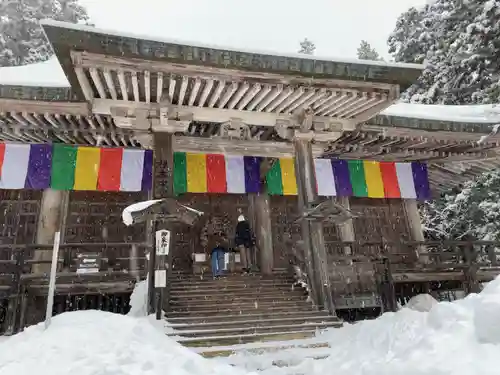 宝珠山 立石寺の本殿・本堂