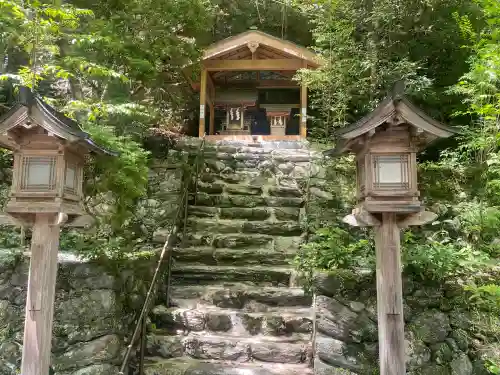 丹生川上神社（中社）の{uncategorized: "未分類", other: "その他", undefined: "問題あり", building: "その他建物", grave: "お墓", sacred_gate: "鳥居", guardian: "狛犬", statue: "像", buddha: "仏像", history: "歴史", nature: "自然", garden: "庭園", animal: "動物", pagoda: "塔", temizu: "手水舎", mountain_gate: "山門・神門", sanctuary: "本殿・本堂", subordinate: "末社・摂社", art: "芸術", scenery: "景色", jizo: "地蔵", ema: "絵馬", goshuin: "御朱印", omikuji: "おみくじ", items: "授与品その他", amulet: "お守り", goshuincho: "御朱印帳", eats: "食事", festival: "お祭り", votive_dance: "神楽", shichigosan: "七五三参", wedding: "結婚式", experience: "体験その他", initially: "初詣", around: "周辺", anti_infection: "感染症対策"}
