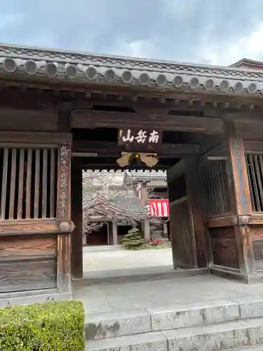 東長寺の山門