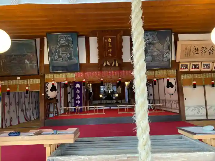 白鳥神社の{uncategorized: "未分類", other: "その他", undefined: "問題あり", building: "その他建物", grave: "お墓", sacred_gate: "鳥居", guardian: "狛犬", statue: "像", buddha: "仏像", history: "歴史", nature: "自然", garden: "庭園", animal: "動物", pagoda: "塔", temizu: "手水舎", mountain_gate: "山門・神門", sanctuary: "本殿・本堂", subordinate: "末社・摂社", art: "芸術", scenery: "景色", jizo: "地蔵", ema: "絵馬", goshuin: "御朱印", omikuji: "おみくじ", items: "授与品その他", amulet: "お守り", goshuincho: "御朱印帳", eats: "食事", festival: "お祭り", votive_dance: "神楽", shichigosan: "七五三参", wedding: "結婚式", experience: "体験その他", initially: "初詣", around: "周辺", anti_infection: "感染症対策"}