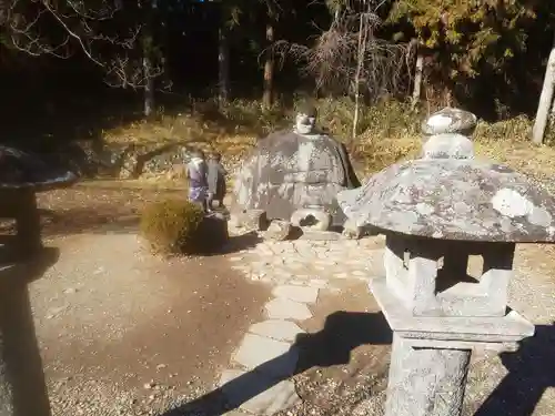 万治の石仏のその他建物