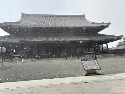 東本願寺（真宗本廟）の{uncategorized: "未分類", other: "その他", undefined: "問題あり", building: "その他建物", grave: "お墓", sacred_gate: "鳥居", guardian: "狛犬", statue: "像", buddha: "仏像", history: "歴史", nature: "自然", garden: "庭園", animal: "動物", pagoda: "塔", temizu: "手水舎", mountain_gate: "山門・神門", sanctuary: "本殿・本堂", subordinate: "末社・摂社", art: "芸術", scenery: "景色", jizo: "地蔵", ema: "絵馬", goshuin: "御朱印", omikuji: "おみくじ", items: "授与品その他", amulet: "お守り", goshuincho: "御朱印帳", eats: "食事", festival: "お祭り", votive_dance: "神楽", shichigosan: "七五三参", wedding: "結婚式", experience: "体験その他", initially: "初詣", around: "周辺", anti_infection: "感染症対策"}