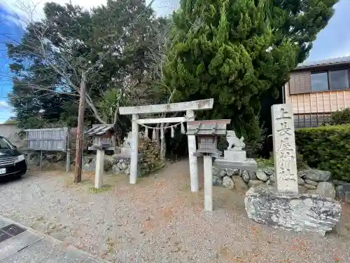 上長屋神社の{uncategorized: "未分類", other: "その他", undefined: "問題あり", building: "その他建物", grave: "お墓", sacred_gate: "鳥居", guardian: "狛犬", statue: "像", buddha: "仏像", history: "歴史", nature: "自然", garden: "庭園", animal: "動物", pagoda: "塔", temizu: "手水舎", mountain_gate: "山門・神門", sanctuary: "本殿・本堂", subordinate: "末社・摂社", art: "芸術", scenery: "景色", jizo: "地蔵", ema: "絵馬", goshuin: "御朱印", omikuji: "おみくじ", items: "授与品その他", amulet: "お守り", goshuincho: "御朱印帳", eats: "食事", festival: "お祭り", votive_dance: "神楽", shichigosan: "七五三参", wedding: "結婚式", experience: "体験その他", initially: "初詣", around: "周辺", anti_infection: "感染症対策"}