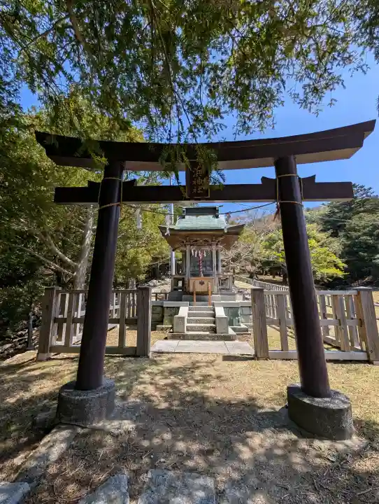 金華山黄金山神社の{uncategorized: "未分類", other: "その他", undefined: "問題あり", building: "その他建物", grave: "お墓", sacred_gate: "鳥居", guardian: "狛犬", statue: "像", buddha: "仏像", history: "歴史", nature: "自然", garden: "庭園", animal: "動物", pagoda: "塔", temizu: "手水舎", mountain_gate: "山門・神門", sanctuary: "本殿・本堂", subordinate: "末社・摂社", art: "芸術", scenery: "景色", jizo: "地蔵", ema: "絵馬", goshuin: "御朱印", omikuji: "おみくじ", items: "授与品その他", amulet: "お守り", goshuincho: "御朱印帳", eats: "食事", festival: "お祭り", votive_dance: "神楽", shichigosan: "七五三参", wedding: "結婚式", experience: "体験その他", initially: "初詣", around: "周辺", anti_infection: "感染症対策"}