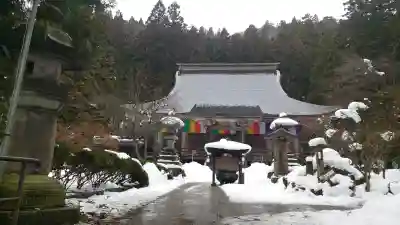 立石寺 根本中堂の{uncategorized: "未分類", other: "その他", undefined: "問題あり", building: "その他建物", grave: "お墓", sacred_gate: "鳥居", guardian: "狛犬", statue: "像", buddha: "仏像", history: "歴史", nature: "自然", garden: "庭園", animal: "動物", pagoda: "塔", temizu: "手水舎", mountain_gate: "山門・神門", sanctuary: "本殿・本堂", subordinate: "末社・摂社", art: "芸術", scenery: "景色", jizo: "地蔵", ema: "絵馬", goshuin: "御朱印", omikuji: "おみくじ", items: "授与品その他", amulet: "お守り", goshuincho: "御朱印帳", eats: "食事", festival: "お祭り", votive_dance: "神楽", shichigosan: "七五三参", wedding: "結婚式", experience: "体験その他", initially: "初詣", around: "周辺", anti_infection: "感染症対策"}