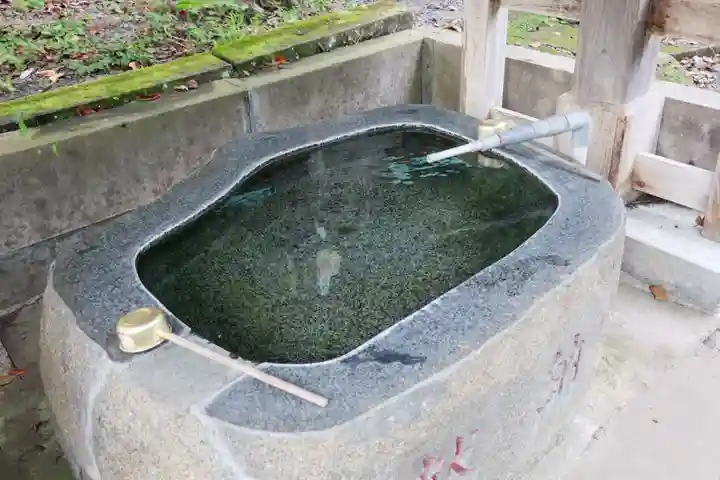 八幡神社(岩窪切岸城址)の手水舎