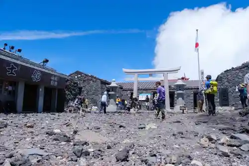 富士山頂上浅間大社奥宮の鳥居