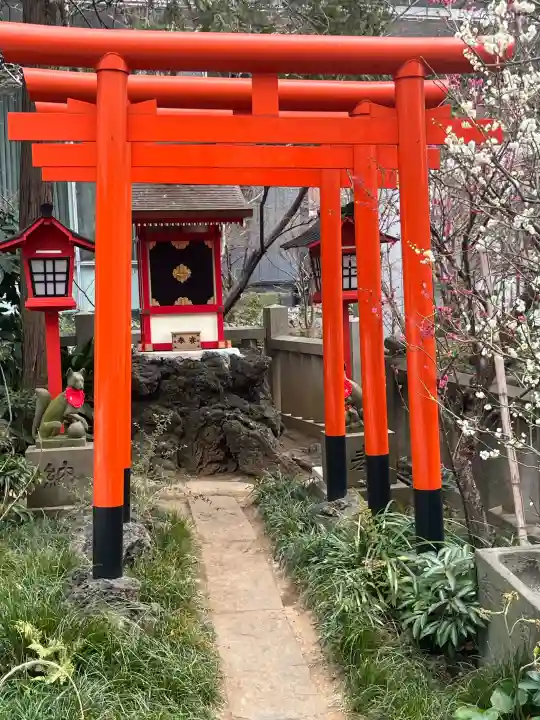 六本木天祖神社の{uncategorized: "未分類", other: "その他", undefined: "問題あり", building: "その他建物", grave: "お墓", sacred_gate: "鳥居", guardian: "狛犬", statue: "像", buddha: "仏像", history: "歴史", nature: "自然", garden: "庭園", animal: "動物", pagoda: "塔", temizu: "手水舎", mountain_gate: "山門・神門", sanctuary: "本殿・本堂", subordinate: "末社・摂社", art: "芸術", scenery: "景色", jizo: "地蔵", ema: "絵馬", goshuin: "御朱印", omikuji: "おみくじ", items: "授与品その他", amulet: "お守り", goshuincho: "御朱印帳", eats: "食事", festival: "お祭り", votive_dance: "神楽", shichigosan: "七五三参", wedding: "結婚式", experience: "体験その他", initially: "初詣", around: "周辺", anti_infection: "感染症対策"}