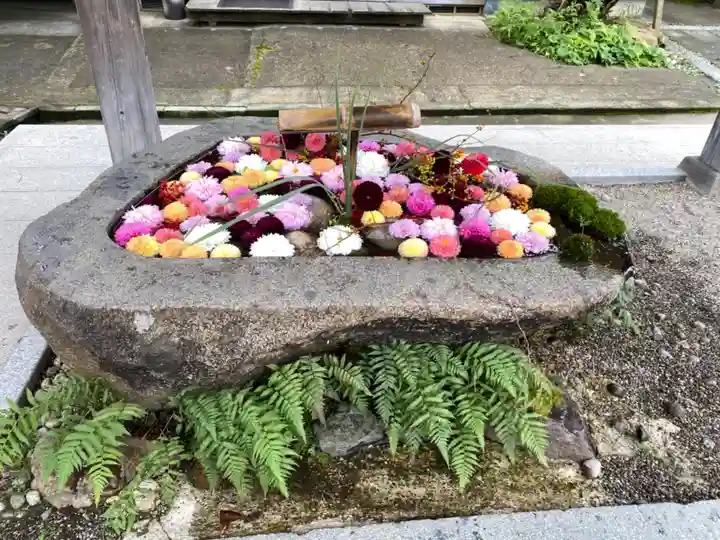 荘内神社の手水舎
