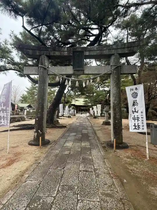 篠山神社の{uncategorized: "未分類", other: "その他", undefined: "問題あり", building: "その他建物", grave: "お墓", sacred_gate: "鳥居", guardian: "狛犬", statue: "像", buddha: "仏像", history: "歴史", nature: "自然", garden: "庭園", animal: "動物", pagoda: "塔", temizu: "手水舎", mountain_gate: "山門・神門", sanctuary: "本殿・本堂", subordinate: "末社・摂社", art: "芸術", scenery: "景色", jizo: "地蔵", ema: "絵馬", goshuin: "御朱印", omikuji: "おみくじ", items: "授与品その他", amulet: "お守り", goshuincho: "御朱印帳", eats: "食事", festival: "お祭り", votive_dance: "神楽", shichigosan: "七五三参", wedding: "結婚式", experience: "体験その他", initially: "初詣", around: "周辺", anti_infection: "感染症対策"}