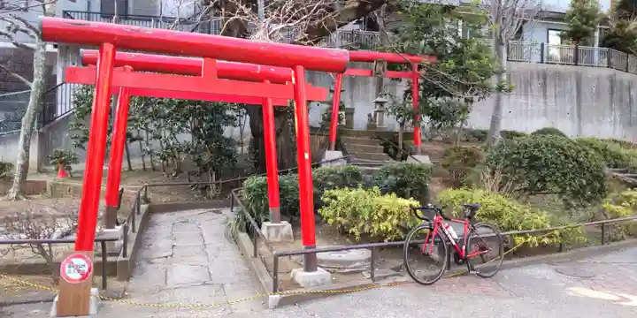 狸穴稲荷社の鳥居