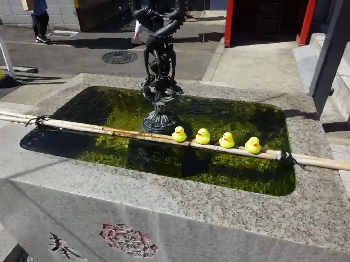 成田山横浜別院延命院の手水舎