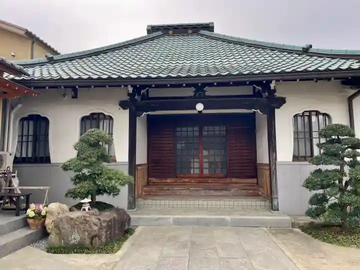 本通寺の{uncategorized: "未分類", other: "その他", undefined: "問題あり", building: "その他建物", grave: "お墓", sacred_gate: "鳥居", guardian: "狛犬", statue: "像", buddha: "仏像", history: "歴史", nature: "自然", garden: "庭園", animal: "動物", pagoda: "塔", temizu: "手水舎", mountain_gate: "山門・神門", sanctuary: "本殿・本堂", subordinate: "末社・摂社", art: "芸術", scenery: "景色", jizo: "地蔵", ema: "絵馬", goshuin: "御朱印", omikuji: "おみくじ", items: "授与品その他", amulet: "お守り", goshuincho: "御朱印帳", eats: "食事", festival: "お祭り", votive_dance: "神楽", shichigosan: "七五三参", wedding: "結婚式", experience: "体験その他", initially: "初詣", around: "周辺", anti_infection: "感染症対策"}
