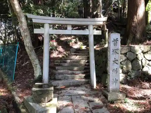 首塚大明神の鳥居