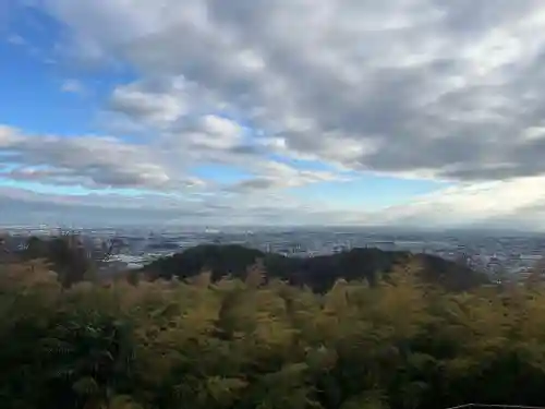 新田神社の{uncategorized: "未分類", other: "その他", undefined: "問題あり", building: "その他建物", grave: "お墓", sacred_gate: "鳥居", guardian: "狛犬", statue: "像", buddha: "仏像", history: "歴史", nature: "自然", garden: "庭園", animal: "動物", pagoda: "塔", temizu: "手水舎", mountain_gate: "山門・神門", sanctuary: "本殿・本堂", subordinate: "末社・摂社", art: "芸術", scenery: "景色", jizo: "地蔵", ema: "絵馬", goshuin: "御朱印", omikuji: "おみくじ", items: "授与品その他", amulet: "お守り", goshuincho: "御朱印帳", eats: "食事", festival: "お祭り", votive_dance: "神楽", shichigosan: "七五三参", wedding: "結婚式", experience: "体験その他", initially: "初詣", around: "周辺", anti_infection: "感染症対策"}