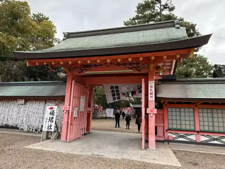 楠珺社(住吉大社末社)の{uncategorized: "未分類", other: "その他", undefined: "問題あり", building: "その他建物", grave: "お墓", sacred_gate: "鳥居", guardian: "狛犬", statue: "像", buddha: "仏像", history: "歴史", nature: "自然", garden: "庭園", animal: "動物", pagoda: "塔", temizu: "手水舎", mountain_gate: "山門・神門", sanctuary: "本殿・本堂", subordinate: "末社・摂社", art: "芸術", scenery: "景色", jizo: "地蔵", ema: "絵馬", goshuin: "御朱印", omikuji: "おみくじ", items: "授与品その他", amulet: "お守り", goshuincho: "御朱印帳", eats: "食事", festival: "お祭り", votive_dance: "神楽", shichigosan: "七五三参", wedding: "結婚式", experience: "体験その他", initially: "初詣", around: "周辺", anti_infection: "感染症対策"}