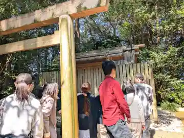 朽羅神社(皇大神宮摂社)の{uncategorized: "未分類", other: "その他", undefined: "問題あり", building: "その他建物", grave: "お墓", sacred_gate: "鳥居", guardian: "狛犬", statue: "像", buddha: "仏像", history: "歴史", nature: "自然", garden: "庭園", animal: "動物", pagoda: "塔", temizu: "手水舎", mountain_gate: "山門・神門", sanctuary: "本殿・本堂", subordinate: "末社・摂社", art: "芸術", scenery: "景色", jizo: "地蔵", ema: "絵馬", goshuin: "御朱印", omikuji: "おみくじ", items: "授与品その他", amulet: "お守り", goshuincho: "御朱印帳", eats: "食事", festival: "お祭り", votive_dance: "神楽", shichigosan: "七五三参", wedding: "結婚式", experience: "体験その他", initially: "初詣", around: "周辺", anti_infection: "感染症対策"}