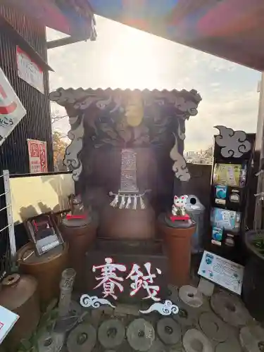 煙突神社の{uncategorized: "未分類", other: "その他", undefined: "問題あり", building: "その他建物", grave: "お墓", sacred_gate: "鳥居", guardian: "狛犬", statue: "像", buddha: "仏像", history: "歴史", nature: "自然", garden: "庭園", animal: "動物", pagoda: "塔", temizu: "手水舎", mountain_gate: "山門・神門", sanctuary: "本殿・本堂", subordinate: "末社・摂社", art: "芸術", scenery: "景色", jizo: "地蔵", ema: "絵馬", goshuin: "御朱印", omikuji: "おみくじ", items: "授与品その他", amulet: "お守り", goshuincho: "御朱印帳", eats: "食事", festival: "お祭り", votive_dance: "神楽", shichigosan: "七五三参", wedding: "結婚式", experience: "体験その他", initially: "初詣", around: "周辺", anti_infection: "感染症対策"}