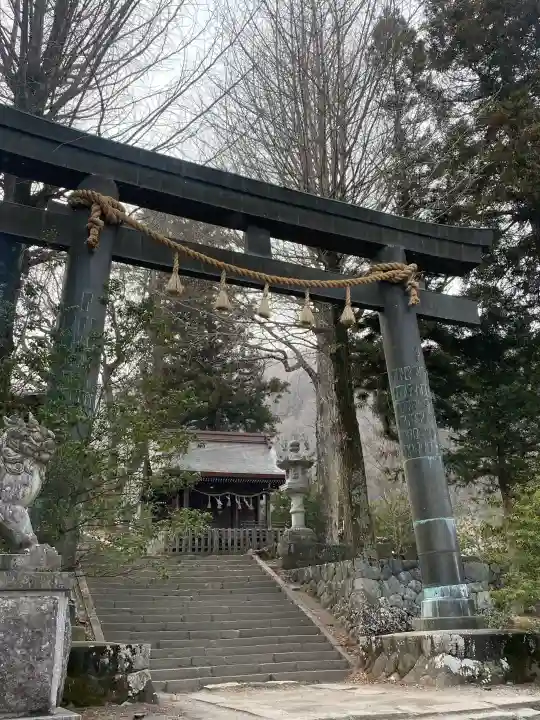 諏訪大社上社前宮の{uncategorized: "未分類", other: "その他", undefined: "問題あり", building: "その他建物", grave: "お墓", sacred_gate: "鳥居", guardian: "狛犬", statue: "像", buddha: "仏像", history: "歴史", nature: "自然", garden: "庭園", animal: "動物", pagoda: "塔", temizu: "手水舎", mountain_gate: "山門・神門", sanctuary: "本殿・本堂", subordinate: "末社・摂社", art: "芸術", scenery: "景色", jizo: "地蔵", ema: "絵馬", goshuin: "御朱印", omikuji: "おみくじ", items: "授与品その他", amulet: "お守り", goshuincho: "御朱印帳", eats: "食事", festival: "お祭り", votive_dance: "神楽", shichigosan: "七五三参", wedding: "結婚式", experience: "体験その他", initially: "初詣", around: "周辺", anti_infection: "感染症対策"}