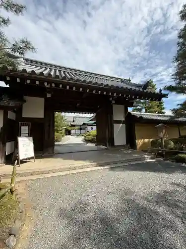 大覚寺の{uncategorized: "未分類", other: "その他", undefined: "問題あり", building: "その他建物", grave: "お墓", sacred_gate: "鳥居", guardian: "狛犬", statue: "像", buddha: "仏像", history: "歴史", nature: "自然", garden: "庭園", animal: "動物", pagoda: "塔", temizu: "手水舎", mountain_gate: "山門・神門", sanctuary: "本殿・本堂", subordinate: "末社・摂社", art: "芸術", scenery: "景色", jizo: "地蔵", ema: "絵馬", goshuin: "御朱印", omikuji: "おみくじ", items: "授与品その他", amulet: "お守り", goshuincho: "御朱印帳", eats: "食事", festival: "お祭り", votive_dance: "神楽", shichigosan: "七五三参", wedding: "結婚式", experience: "体験その他", initially: "初詣", around: "周辺", anti_infection: "感染症対策"}