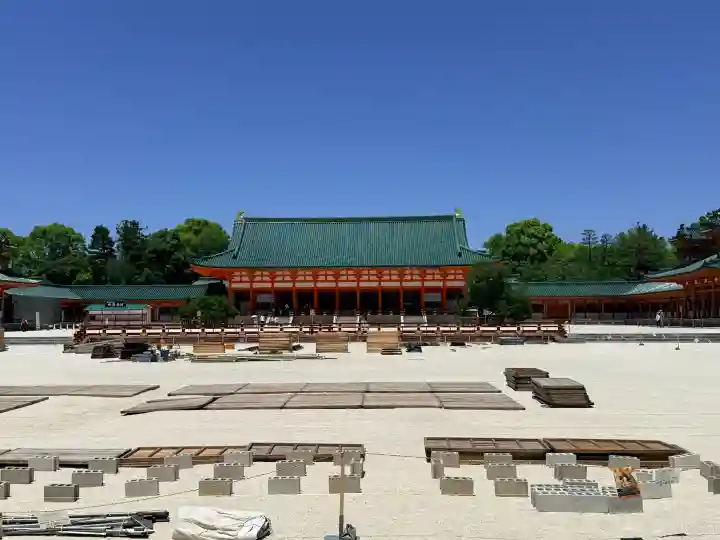 平安神宮の{uncategorized: "未分類", other: "その他", undefined: "問題あり", building: "その他建物", grave: "お墓", sacred_gate: "鳥居", guardian: "狛犬", statue: "像", buddha: "仏像", history: "歴史", nature: "自然", garden: "庭園", animal: "動物", pagoda: "塔", temizu: "手水舎", mountain_gate: "山門・神門", sanctuary: "本殿・本堂", subordinate: "末社・摂社", art: "芸術", scenery: "景色", jizo: "地蔵", ema: "絵馬", goshuin: "御朱印", omikuji: "おみくじ", items: "授与品その他", amulet: "お守り", goshuincho: "御朱印帳", eats: "食事", festival: "お祭り", votive_dance: "神楽", shichigosan: "七五三参", wedding: "結婚式", experience: "体験その他", initially: "初詣", around: "周辺", anti_infection: "感染症対策"}