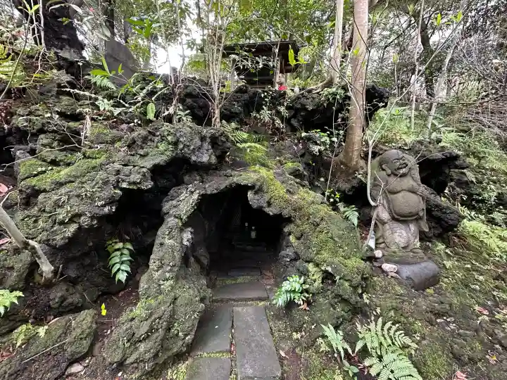 赤坂氷川神社の{uncategorized: "未分類", other: "その他", undefined: "問題あり", building: "その他建物", grave: "お墓", sacred_gate: "鳥居", guardian: "狛犬", statue: "像", buddha: "仏像", history: "歴史", nature: "自然", garden: "庭園", animal: "動物", pagoda: "塔", temizu: "手水舎", mountain_gate: "山門・神門", sanctuary: "本殿・本堂", subordinate: "末社・摂社", art: "芸術", scenery: "景色", jizo: "地蔵", ema: "絵馬", goshuin: "御朱印", omikuji: "おみくじ", items: "授与品その他", amulet: "お守り", goshuincho: "御朱印帳", eats: "食事", festival: "お祭り", votive_dance: "神楽", shichigosan: "七五三参", wedding: "結婚式", experience: "体験その他", initially: "初詣", around: "周辺", anti_infection: "感染症対策"}