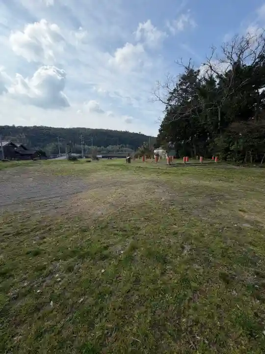 六所神社の{uncategorized: "未分類", other: "その他", undefined: "問題あり", building: "その他建物", grave: "お墓", sacred_gate: "鳥居", guardian: "狛犬", statue: "像", buddha: "仏像", history: "歴史", nature: "自然", garden: "庭園", animal: "動物", pagoda: "塔", temizu: "手水舎", mountain_gate: "山門・神門", sanctuary: "本殿・本堂", subordinate: "末社・摂社", art: "芸術", scenery: "景色", jizo: "地蔵", ema: "絵馬", goshuin: "御朱印", omikuji: "おみくじ", items: "授与品その他", amulet: "お守り", goshuincho: "御朱印帳", eats: "食事", festival: "お祭り", votive_dance: "神楽", shichigosan: "七五三参", wedding: "結婚式", experience: "体験その他", initially: "初詣", around: "周辺", anti_infection: "感染症対策"}