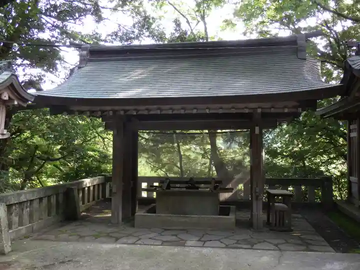 雄山神社前立社壇の手水舎