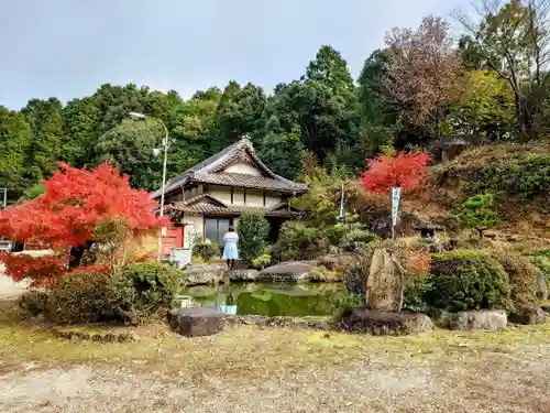 曽野稲荷神社の庭園