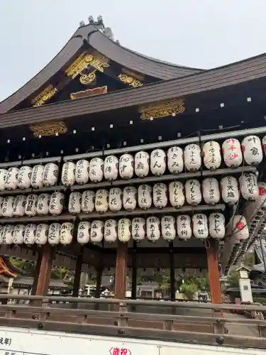 八坂神社(祇園さん)の{uncategorized: "未分類", other: "その他", undefined: "問題あり", building: "その他建物", grave: "お墓", sacred_gate: "鳥居", guardian: "狛犬", statue: "像", buddha: "仏像", history: "歴史", nature: "自然", garden: "庭園", animal: "動物", pagoda: "塔", temizu: "手水舎", mountain_gate: "山門・神門", sanctuary: "本殿・本堂", subordinate: "末社・摂社", art: "芸術", scenery: "景色", jizo: "地蔵", ema: "絵馬", goshuin: "御朱印", omikuji: "おみくじ", items: "授与品その他", amulet: "お守り", goshuincho: "御朱印帳", eats: "食事", festival: "お祭り", votive_dance: "神楽", shichigosan: "七五三参", wedding: "結婚式", experience: "体験その他", initially: "初詣", around: "周辺", anti_infection: "感染症対策"}