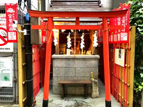 宝童稲荷神社の鳥居