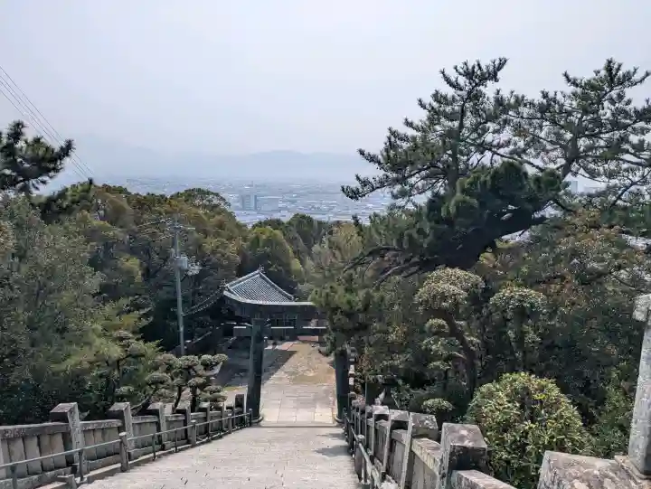 琴彈八幡宮の{uncategorized: "未分類", other: "その他", undefined: "問題あり", building: "その他建物", grave: "お墓", sacred_gate: "鳥居", guardian: "狛犬", statue: "像", buddha: "仏像", history: "歴史", nature: "自然", garden: "庭園", animal: "動物", pagoda: "塔", temizu: "手水舎", mountain_gate: "山門・神門", sanctuary: "本殿・本堂", subordinate: "末社・摂社", art: "芸術", scenery: "景色", jizo: "地蔵", ema: "絵馬", goshuin: "御朱印", omikuji: "おみくじ", items: "授与品その他", amulet: "お守り", goshuincho: "御朱印帳", eats: "食事", festival: "お祭り", votive_dance: "神楽", shichigosan: "七五三参", wedding: "結婚式", experience: "体験その他", initially: "初詣", around: "周辺", anti_infection: "感染症対策"}