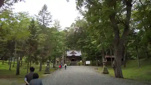 義經神社の庭園