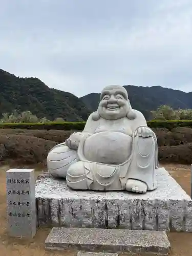 青岸渡寺の{uncategorized: "未分類", other: "その他", undefined: "問題あり", building: "その他建物", grave: "お墓", sacred_gate: "鳥居", guardian: "狛犬", statue: "像", buddha: "仏像", history: "歴史", nature: "自然", garden: "庭園", animal: "動物", pagoda: "塔", temizu: "手水舎", mountain_gate: "山門・神門", sanctuary: "本殿・本堂", subordinate: "末社・摂社", art: "芸術", scenery: "景色", jizo: "地蔵", ema: "絵馬", goshuin: "御朱印", omikuji: "おみくじ", items: "授与品その他", amulet: "お守り", goshuincho: "御朱印帳", eats: "食事", festival: "お祭り", votive_dance: "神楽", shichigosan: "七五三参", wedding: "結婚式", experience: "体験その他", initially: "初詣", around: "周辺", anti_infection: "感染症対策"}