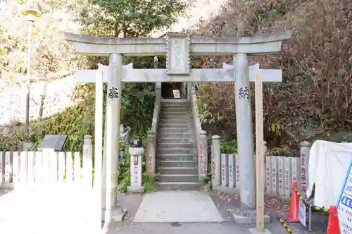 薬王院福徳弁財天洞の鳥居