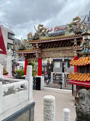 横濱関帝廟の山門・神門