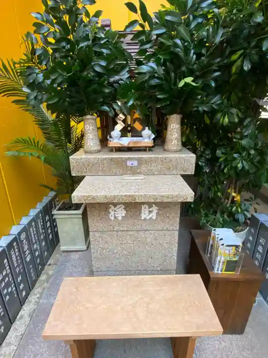 銀座三宅宮の{uncategorized: "未分類", other: "その他", undefined: "問題あり", building: "その他建物", grave: "お墓", sacred_gate: "鳥居", guardian: "狛犬", statue: "像", buddha: "仏像", history: "歴史", nature: "自然", garden: "庭園", animal: "動物", pagoda: "塔", temizu: "手水舎", mountain_gate: "山門・神門", sanctuary: "本殿・本堂", subordinate: "末社・摂社", art: "芸術", scenery: "景色", jizo: "地蔵", ema: "絵馬", goshuin: "御朱印", omikuji: "おみくじ", items: "授与品その他", amulet: "お守り", goshuincho: "御朱印帳", eats: "食事", festival: "お祭り", votive_dance: "神楽", shichigosan: "七五三参", wedding: "結婚式", experience: "体験その他", initially: "初詣", around: "周辺", anti_infection: "感染症対策"}